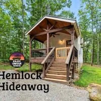 The Hemlock Hideaway tiny home, hotel u gradu Rising Fawn
