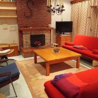 Cozy family home with lovely garden, Hotel in Kamperland
