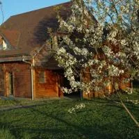 Chalet indépendant avec jardin et accès piscine près de St Pourçain - FR-1-489-151, hotel en Louchy-Montfand