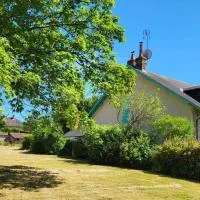 Maison de charme avec grand jardin, au cœur d'un village proche de Nevers - FR-1-489-556 – hotel w mieście Lurcy-Lévis