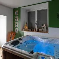 Gîte Chabrignac, jacuzzi et sauna privatif, piscine chauffée partagée, Wifi, salle de jeux, ξενοδοχείο σε Beynat