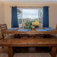 Remodeled Mountain Retreat with Hot Tub and Scenic Views Near Trails in Lander, Wyoming, hotel poblíž Hunt Field Airport - LND, Lander