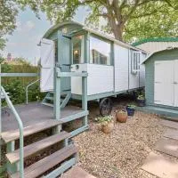 Host & Stay - Shepherd's Hut، فندق في Briston