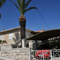 B apartment with terrace 1 min walk to the beach, Hotel in Supetar