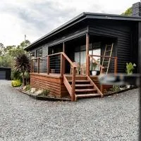 Hilltop Hideaway ~ Bay of Fires، فندق في Binalong Bay