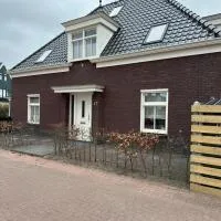 Logies en koffie achter de diek, hotel v destinaci Oudeschild