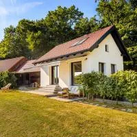 Lux House Natura with Sauna, Hot & Cold Tub، فندق في Boršt