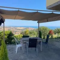 Appartamento zona tranquilla vista pnoramica mare montagna, hotel v mestu Montepagano