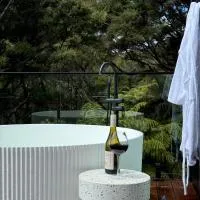 Wahapu Lodge - Luxury sea views، فندق في راسيل