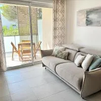 Very comfortable air-conditioned 2 rooms with direct beach access and a free parking, ξενοδοχείο στο Vias