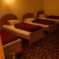 Green World Hotel and restaurant, hotel poblíž Letiště Čitral - CJL, Tāl