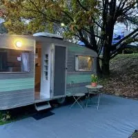 Castlemaine Gardens Vintage 60's Caravan, hotel u gradu Castlemaine