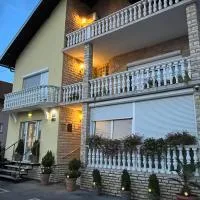 LuxRooms - rooms with private jacuzzi, hotel en Bjelovar