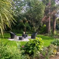 Appartement dans un parc arboré privé, hotel em Bégard