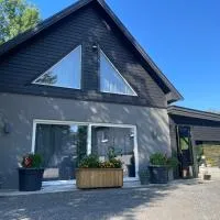 Modern holiday home، فندق في أوليسوند