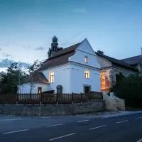 Kaple Jinak, hotel Vrchovany városában