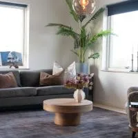 Chocolaty Warmth Home 3BR Flat with Cozy Balcony, hotel en Båstad