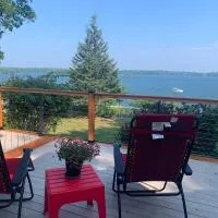 Q Estate Guest Suite heated indoor pool、Westportのホテル