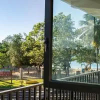 AQUA Villas Del Mar Apt 7 - 1BR Coastal Getaway by the Beach, hotel Doradóban