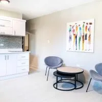 AQUA Villas Del Mar Apt 8 - 1BR Sun, Fun & Dining by the Shore, hotel Doradóban