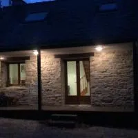 Petite maison de campagne avec jacuzzi, hotel v mestu Lannéanou