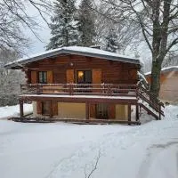 Chalet de montagne familial, hotell i Montferrier