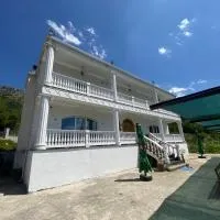 Shtepia e Bardhe, hotel u gradu 'Grykë-Orosh'