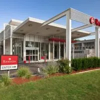 Ramada by Wyndham Rockville Centre, готель у місті Роквілл-Сентер
