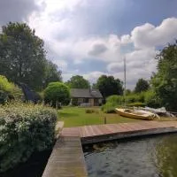 Waterfront house with big garden, hotel a Arnemuiden