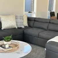 Cozy & Spacious 5BR Family Home with Free On-Site Parking โรงแรมในPendle Hills