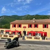 Auberge les plantades, hotel u gradu Laviolle