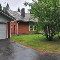 Aalto A - A whole house with 5 bedrooms and a woodburning sauna，奧盧的飯店