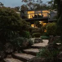 OCEAN VIEW Coastal 3 BEDROOM Retreat in Lorne - Balcony, Fireplace, Free WiFi Warm Coastal Charm, viešbutis mieste Lornas