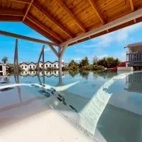 Biale Domki Paula Rewal - Domki z klimatyzacja, w obiekcie Jacuzzi i darmowe Wifi!, hotell i Rewal