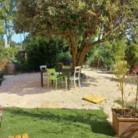 Logement 2 personnes cosy avec petit jardin, hotelli kohteessa Céret