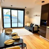 Modern 2 Bed 2 Bath Apartment with Parking opposite Westfield Doncaster, hotel u gradu Donkaster