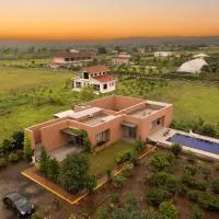 StayVista at Terracotta Skies with Courtyard & Pool, hotel a Nashik
