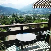 Studio à 200 mètres la plage du Plan d'eau, hotel en Embrun