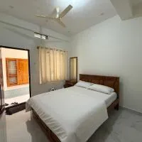 Sridevi Rooms, hotel di Nidigere