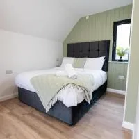 The Village at The Rocks - Luxury Glamping Resort, hotell i Newry