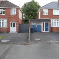 L & J Escapes - 8 Bedrooms suitable for Contractors and Families- Private parking available for 6 vehicles, hotel v mestu Coseley