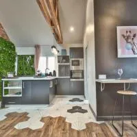 Le Loft des Mystères, хотел в Мантенон