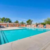 Charming Green Valley Townhome w/ Community Pool!, ξενοδοχείο σε Green Valley