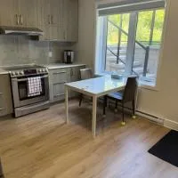 All inclusive pied à terre near airport 2nd bed extra twenty dollars cash, hotel u gradu 'Pointe-Claire'