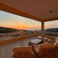 Villa Avra Arillas sunsets and large pool, hotel in Arillas