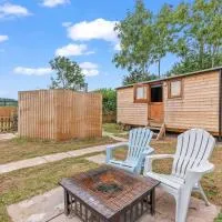 Shepherds Hut Romantic Stay - Wood-Fired Hot Tub, hotell i Yarpole