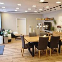 Urlaub bei Freunden, 4 Zimmer, XL Terrasse, 65 Zoll TV, hotel poblíž Letiště Augšpurk - AGB, Augsburg