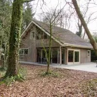 Spacious Forest Retreat with Wellness in Drenthe، فندق في Een