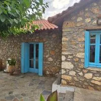 Peloponnese Hideout - Traditional Stone House, hotel en Akráta
