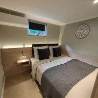 Five Studios - Premium Rooms with King Size Bed, Kitchen, AC, close to Ramstein Air Base, hotel v mestu Ramstein-Miesenbach